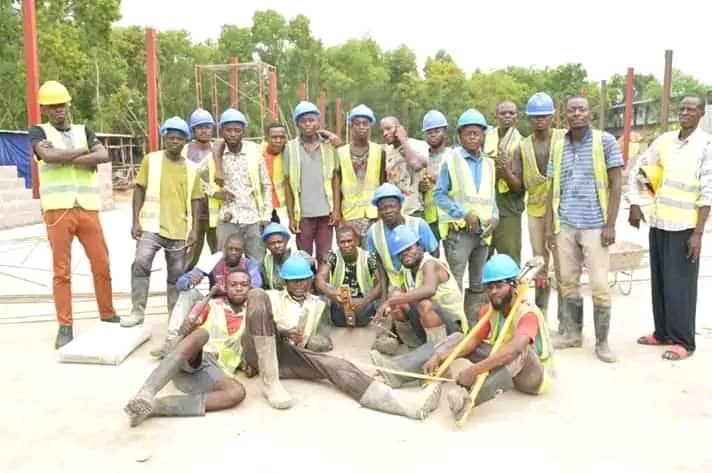 Équipe professionnelle de NELWAN SARL sur un chantier de construction