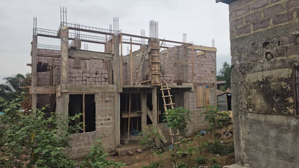 Chantier en cours à Kinshasa - vue d'ensemble du bâtiment