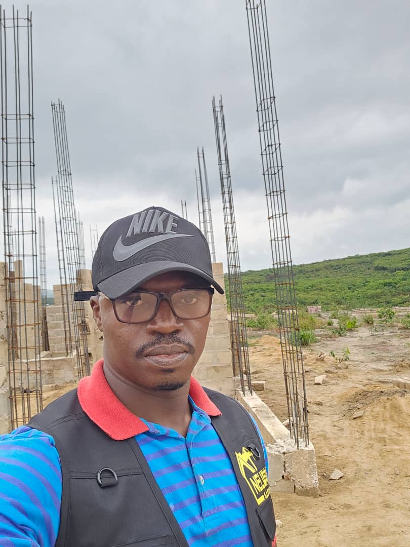 Membre de l'équipe NELWAN SARL inspectant le chantier routier